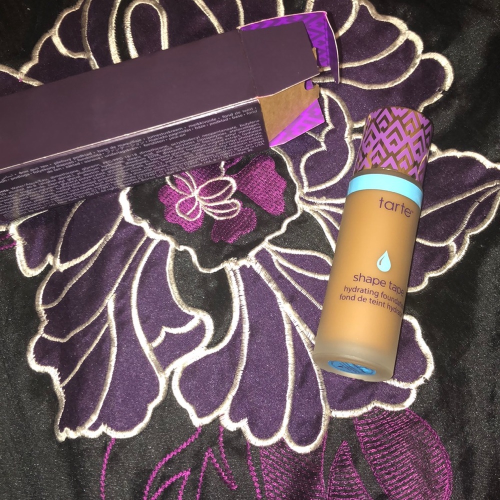 Hydrating Foundation - Picture 3 of 3